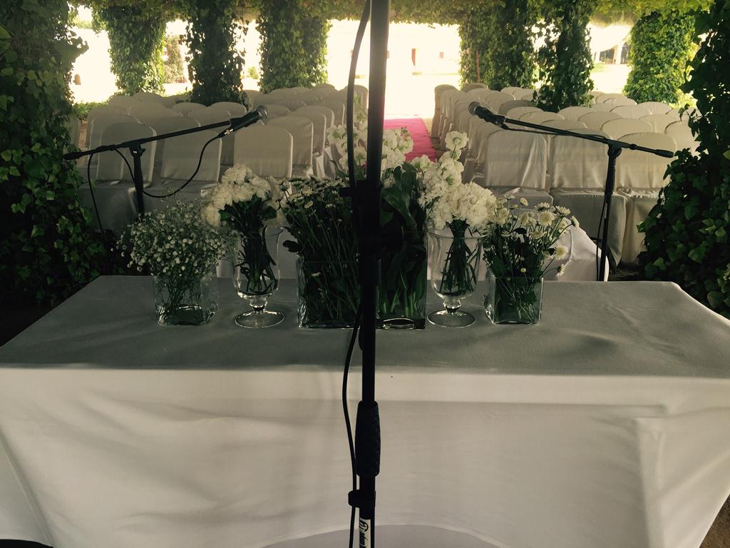 Mesa con centro de flores para ceremonia civil en la pérgola de Dehesa  Bolaños | Dehesa Bolaños